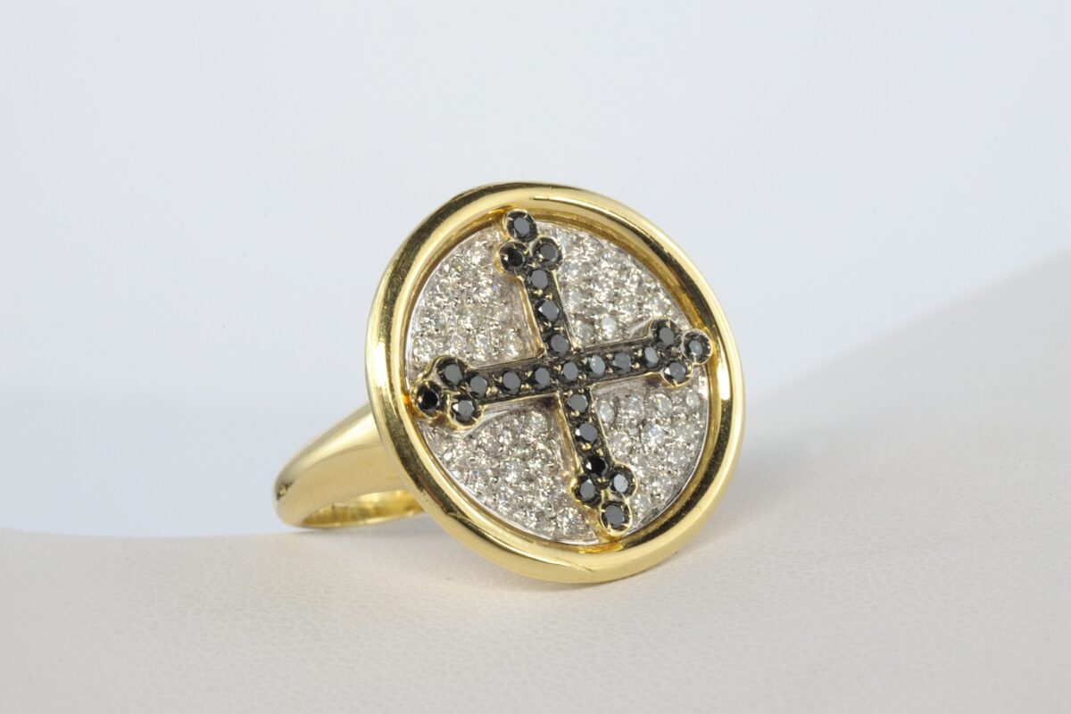 Anello con Croce oro giallo | Gioielleria Montaldi