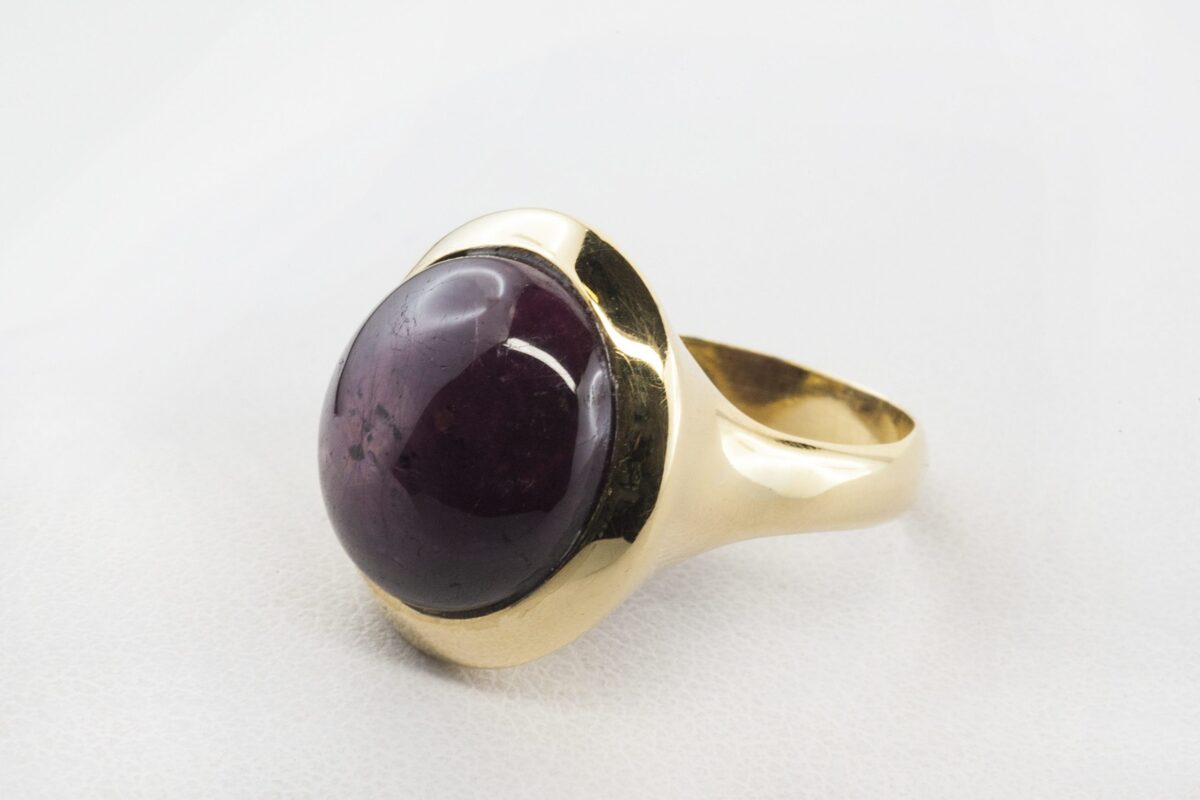 Anello con Rubino Cabochon Asteria | Gioielleria Montaldi