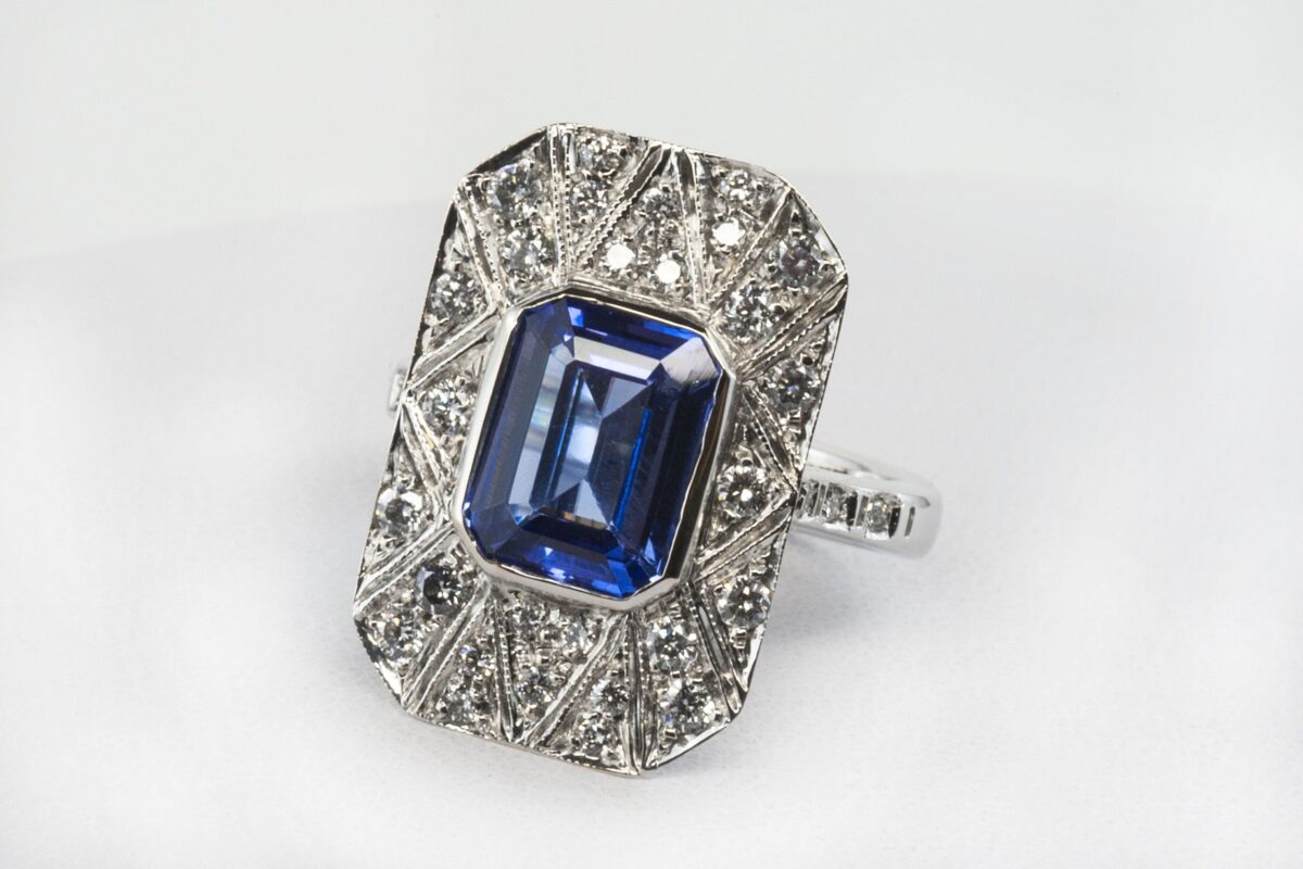 Anello rettangolare Tanzanite | Gioielleria Montaldi