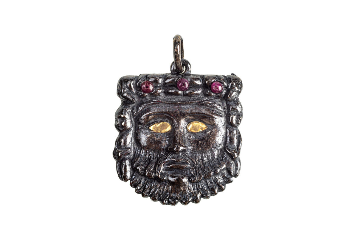 Mascherone della valle dell'Amplero in argento brunito, oro e pietre naturali 2 | Gioielleria Montaldi